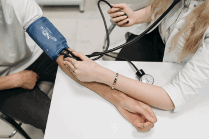 Clinics on NSW-Victorian border seek medical practice assistants amid staff shortages